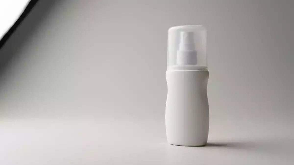 Fotorealistische Studioansicht von Sonnenspray in neutraler Produktdarstellung
