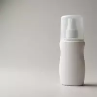 Fotorealistische Studioaufnahme von Sonnenspray zum Thema NIVEA Sun Kids Sonnencreme, klare Lichtfuehrung - Foto: THN