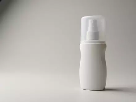 Fotorealistische Studioaufnahme von Sonnenspray zum Thema NIVEA Sun Kids Sonnencreme, klare Lichtfuehrung - Foto: THN