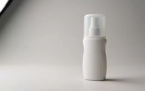 Fotorealistische Studioaufnahme von Sonnenspray zum Thema NIVEA Sun Kids Sonnencreme, klare Lichtfuehrung - Foto: THN