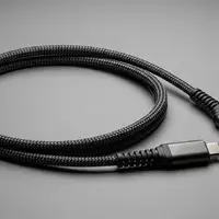 Fotorealistische Studioaufnahme von Ladekabel zum Thema Nomad Rugged USB-C auf, klare Lichtfuehrung - Foto: THN