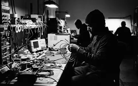 Schwarzweiss-Reportage mit Ladekabel zum Thema Nomad Rugged USB-C auf, hoher Kontrast, sachlich dargestellt - Foto: THN