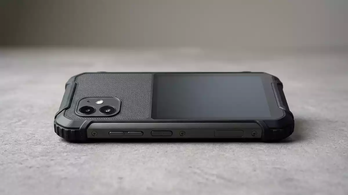 Fotorealistische Studioansicht von Smartphone in neutraler Produktdarstellung, neutral