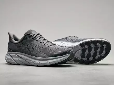 Fotorealistische Studioaufnahme von Laufschuhe zum Thema Decathlon Kiprun KS900 Laufschuhe, klare Lichtfuehrung - Foto: THN
