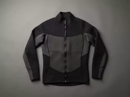 Fotorealistische Studioaufnahme von Surfjacke zum Thema Decathlon Tribord Herren Surfjacke, klare Lichtfuehrung - Foto: THN