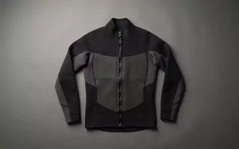 Fotorealistische Studioaufnahme von Surfjacke zum Thema Decathlon Tribord Herren Surfjacke, klare Lichtfuehrung - Foto: THN