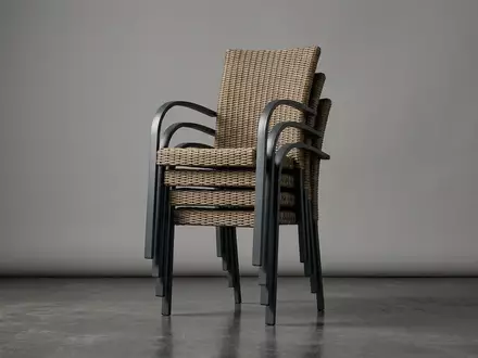 Fotorealistische Studioaufnahme von Gartenstuhl zum Thema Dehner Gartenstuhl Rattan stapelbar, klare Lichtfuehrung - Foto: THN