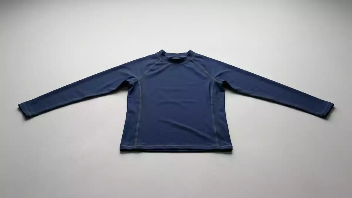 Fotorealistische Studioansicht von Rashguard in neutraler Produktdarstellung, neutral