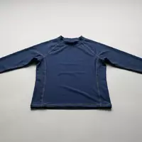 Fotorealistische Studioaufnahme von Rashguard zum Thema Decathlon Herren Rashguard Tao, klare Lichtfuehrung - Foto: THN