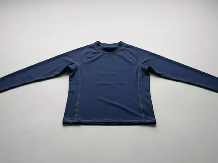 Fotorealistische Studioaufnahme von Rashguard zum Thema Decathlon Herren Rashguard Tao, klare Lichtfuehrung - Foto: THN