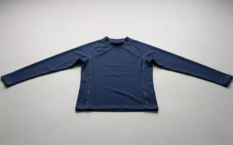 Fotorealistische Studioaufnahme von Rashguard zum Thema Decathlon Herren Rashguard Tao, klare Lichtfuehrung - Foto: THN