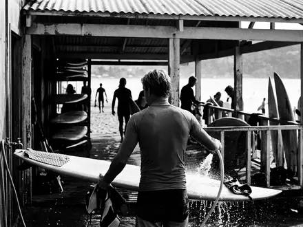Schwarzweiss-Reportage mit Rashguard zum Thema Decathlon Herren Rashguard Tao, hoher Kontrast, sachlich dargestellt - Foto: THN