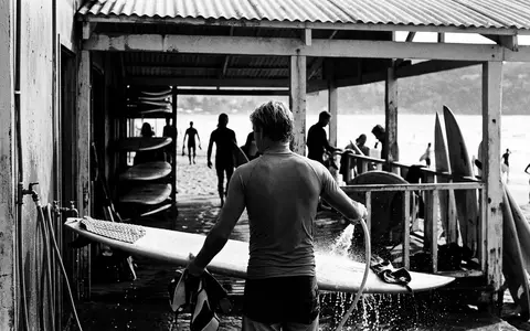 Schwarzweiss-Reportage mit Rashguard zum Thema Decathlon Herren Rashguard Tao, hoher Kontrast, sachlich dargestellt - Foto: THN