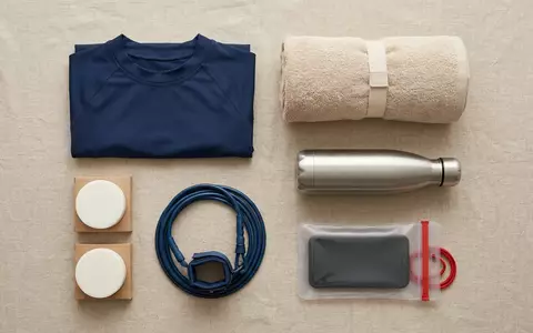 Flatlay-Arrangement rund um Rashguard zum Thema Decathlon Herren Rashguard Tao, weiches Oberlicht - Foto: THN