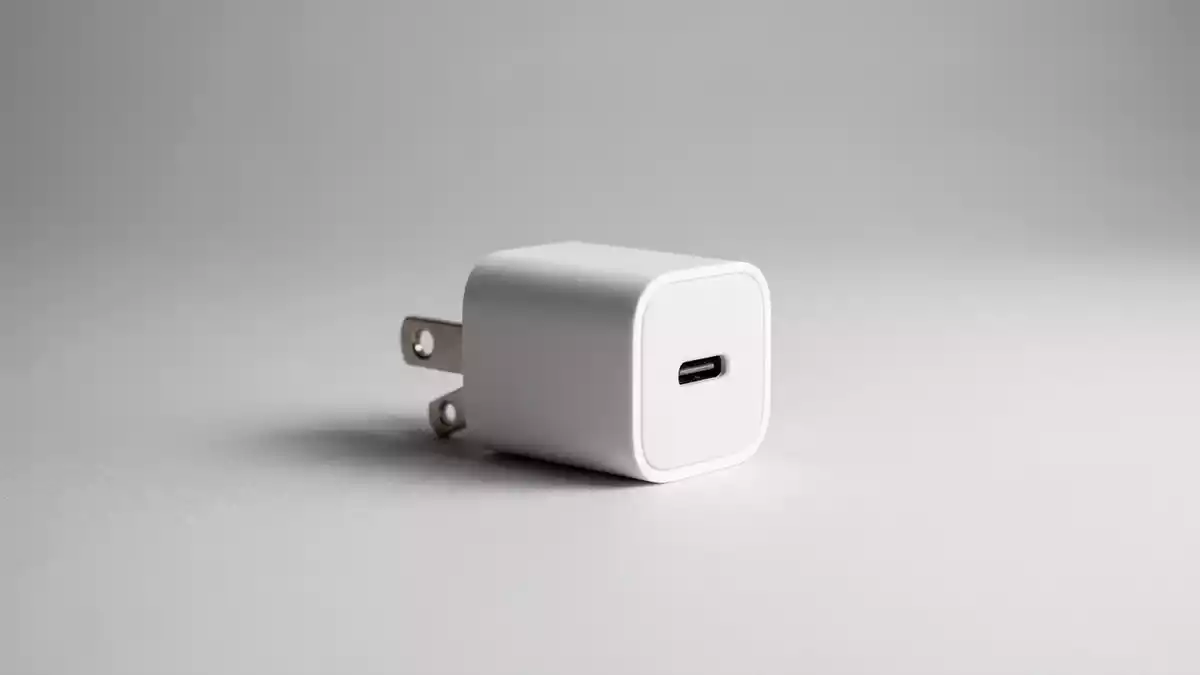 Fotorealistische Studioansicht von USB-C Ladegeraet in neutraler Produktdarstellung