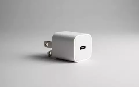 Fotorealistische Studioaufnahme von USB-C Ladegeraet zum Thema Samsung 25W USB-C Schnellladegerät, klare Lichtfuehrung - Foto: THN