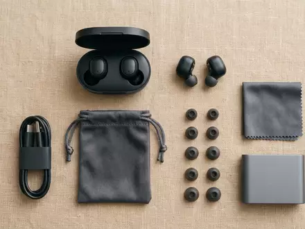Flatlay-Arrangement rund um Kabellose Ohrhoerer zum Thema Samsung Galaxy Buds3 Pro, weiches Oberlicht - Foto: THN