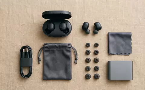 Flatlay-Arrangement rund um Kabellose Ohrhoerer zum Thema Samsung Galaxy Buds3 Pro, weiches Oberlicht - Foto: THN