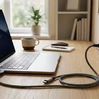 Fotorealistische Aufnahme von USB-C Kabel am Schreibtisch zum Thema Samsung USB-C auf USB-C, natuerliches Licht - Foto: THN