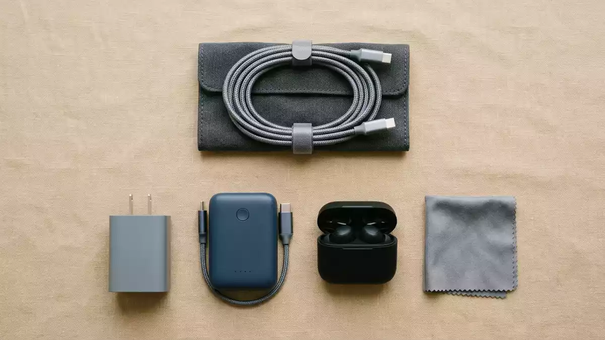 Flatlay-Arrangement rund um USB-C Kabel mit passenden Requisiten von oben, neutral