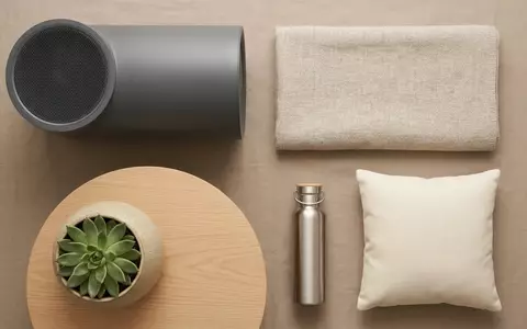 Flatlay-Arrangement rund um Luftreiniger zum Thema Levoit Core 600S Luftreiniger, weiches Oberlicht - Foto: THN