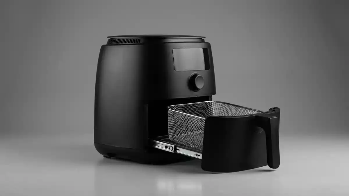 Fotorealistische Studioansicht von Heissluftfritteuse in neutraler Produktdarstellung