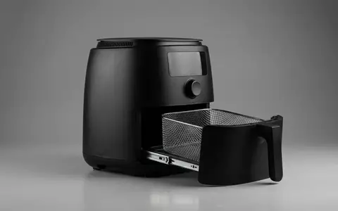 Fotorealistische Studioaufnahme von Heissluftfritteuse zum Thema Philips Airfryer XXL HD9870, klare Lichtfuehrung - Foto: THN
