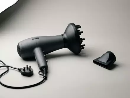 Fotorealistische Studioaufnahme von Haartrockner zum Thema Philips DryCare Pro BHD274, klare Lichtfuehrung - Foto: THN
