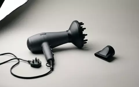 Fotorealistische Studioaufnahme von Haartrockner zum Thema Philips DryCare Pro BHD274, klare Lichtfuehrung - Foto: THN