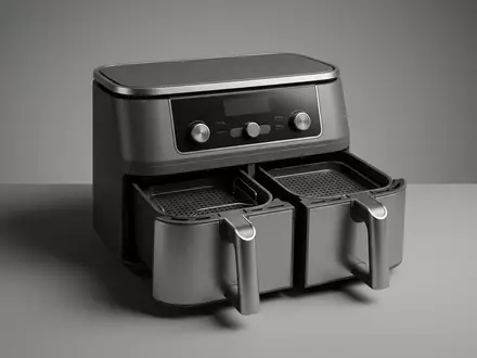 Fotorealistische Studioaufnahme von Heissluftfritteuse zum Thema Philips Airfryer 5000 Series, klare Lichtfuehrung - Foto: THN