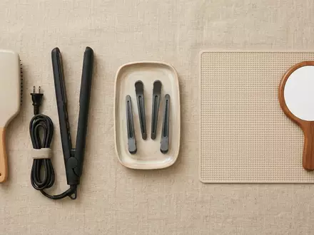 Flatlay-Arrangement rund um Haarglaetter zum Thema Philips ThermoProtect BHP846 Haarglätter, weiches Oberlicht - Foto: THN