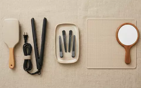 Flatlay-Arrangement rund um Haarglaetter zum Thema Philips ThermoProtect BHP846 Haarglätter, weiches Oberlicht - Foto: THN