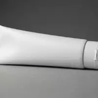 Fotorealistische Studioaufnahme von Zahnpasta zum Thema Sensodyne Advanced White Zahnpasta, klare Lichtfuehrung - Foto: THN