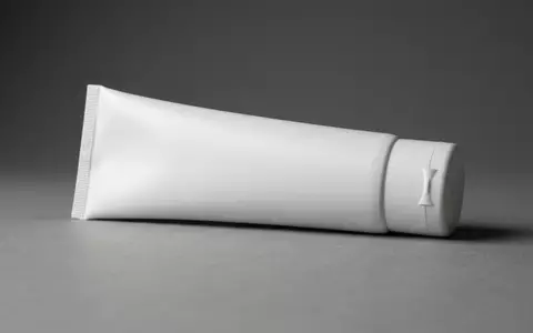 Fotorealistische Studioaufnahme von Zahnpasta zum Thema Sensodyne Advanced White Zahnpasta, klare Lichtfuehrung - Foto: THN