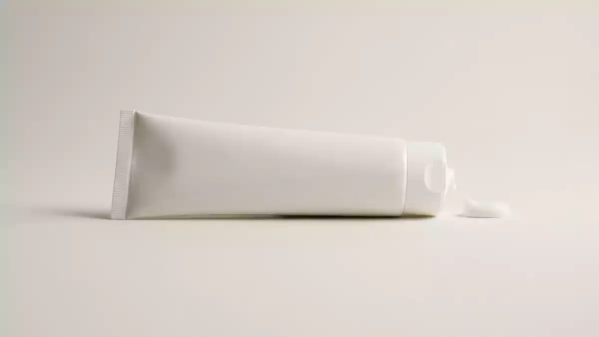 Fotorealistische Studioansicht von Zahnpasta in neutraler Produktdarstellung, neutral