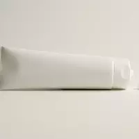 Fotorealistische Studioaufnahme von Zahnpasta zum Thema Sensodyne Repair & Protect, klare Lichtfuehrung - Foto: THN