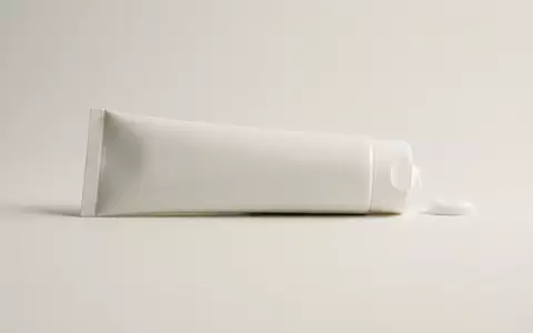 Fotorealistische Studioaufnahme von Zahnpasta zum Thema Sensodyne Repair & Protect, klare Lichtfuehrung - Foto: THN