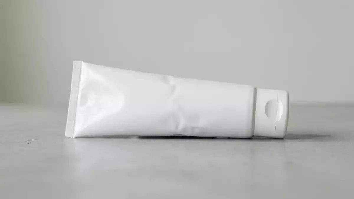 Fotorealistische Studioansicht von Zahnpasta in neutraler Produktdarstellung, neutral