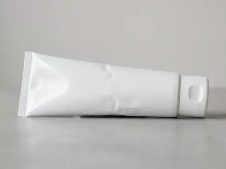 Fotorealistische Studioaufnahme von Zahnpasta zum Thema Sensodyne ProSchmelz tägliche Zahnpasta, klare Lichtfuehrung - Foto: THN