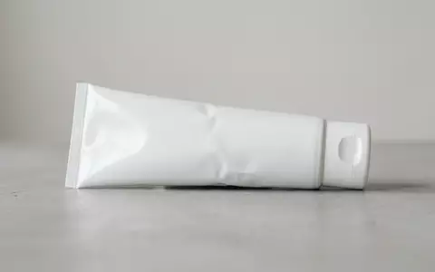 Fotorealistische Studioaufnahme von Zahnpasta zum Thema Sensodyne ProSchmelz tägliche Zahnpasta, klare Lichtfuehrung - Foto: THN