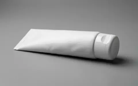Fotorealistische Studioaufnahme von Zahnpasta zum Thema Sensodyne Complete Protection Zahnpasta, klare Lichtfuehrung - Foto: THN