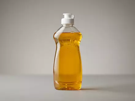 Fotorealistische Studioaufnahme von Geschirrspuelmittel zum Thema Fairy Original Geschirrspülmittel 900ml, klare Lichtfuehrung - Foto: THN
