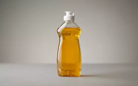 Fotorealistische Studioaufnahme von Geschirrspuelmittel zum Thema Fairy Original Geschirrspülmittel 900ml, klare Lichtfuehrung - Foto: THN