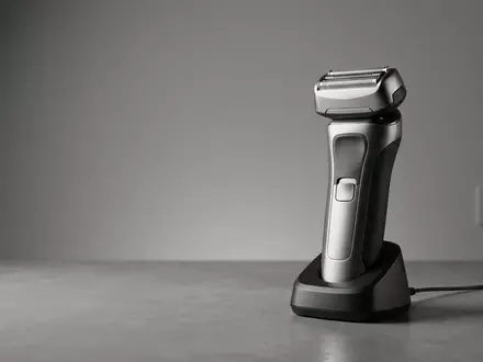 Fotorealistische Studioaufnahme von Elektrorasierer zum Thema Braun Series 9 Pro, klare Lichtfuehrung - Foto: THN