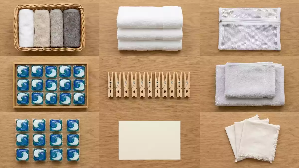 Flatlay-Arrangement rund um Waschmittelkapseln mit passenden Requisiten von oben
