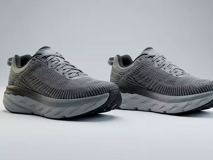 Fotorealistische Studioaufnahme von Laufschuhe zum Thema Adidas Ultraboost 24 Laufschuhe, klare Lichtfuehrung - Foto: THN