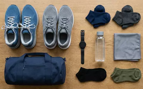 Flatlay-Arrangement rund um Laufschuhe zum Thema Adidas Ultraboost 24 Laufschuhe, weiches Oberlicht - Foto: THN