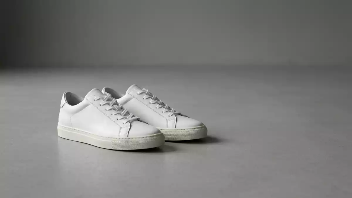 Fotorealistische Studioansicht von Sneaker in neutraler Produktdarstellung, neutral