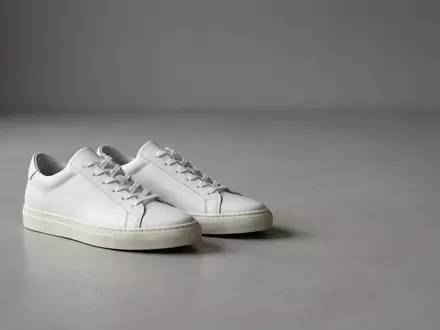 Fotorealistische Studioaufnahme von Sneaker zum Thema Adidas Stan Smith Sneaker, klare Lichtfuehrung - Foto: THN