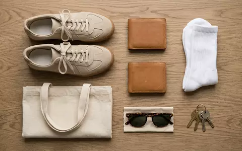 Flatlay-Arrangement rund um Sneaker zum Thema Adidas Samba OG Sneaker, weiches Oberlicht - Foto: THN